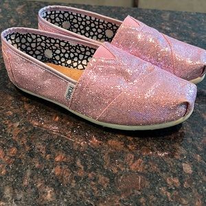 Toms women’s classic pink glitter slip on, size 8.5 US